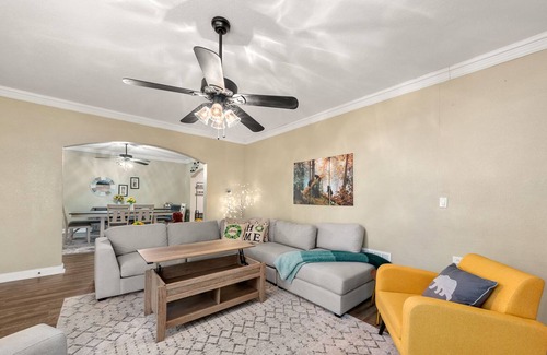Waco House | NEW! Historic 5 BR/4BA/Garagex2 "Waco Bear Den" Downtown w/ Hot Tub