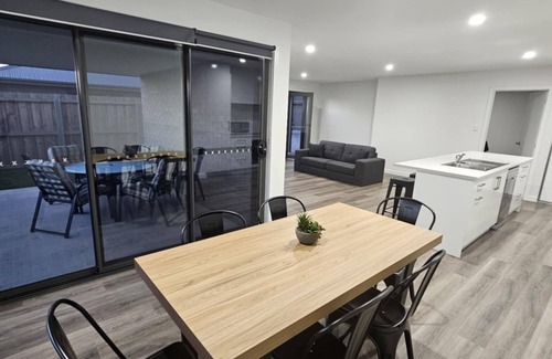 George Town Villa | New home, 5 minutes drive to beaches & MTB trials, walk to shops, pets, WiFi