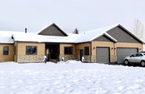 Darby House | New home, close to skiing, hunting, rodeos, hiking. Fenced yard, pet friendly.