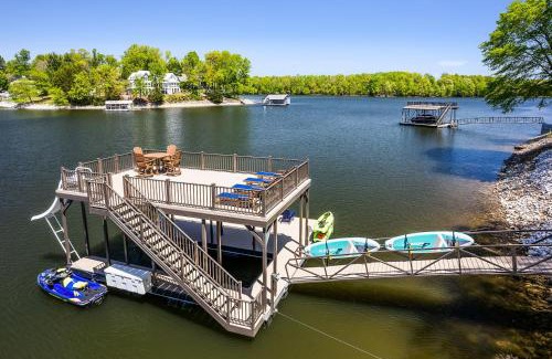 Winchester House | New Home, Dock, Home Theatre Projector, Hot Tub, Fire Pit, Kayaks
