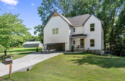 Winchester House | New Home, Dock, Home Theatre Projector, Hot Tub, Fire Pit, Kayaks