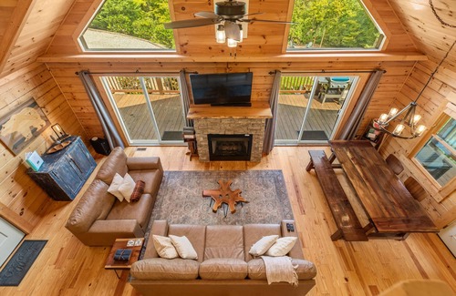 Lake Lure Cabin | New Hot Tub|Mountain Views|Pet Friendly