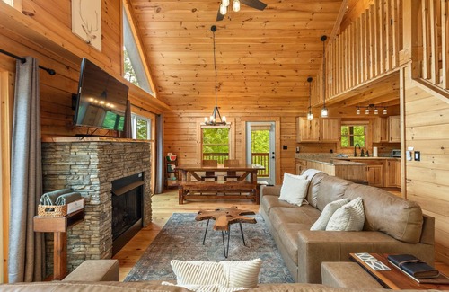 Lake Lure Cabin | New Hot Tub|Mountain Views|Pet Friendly