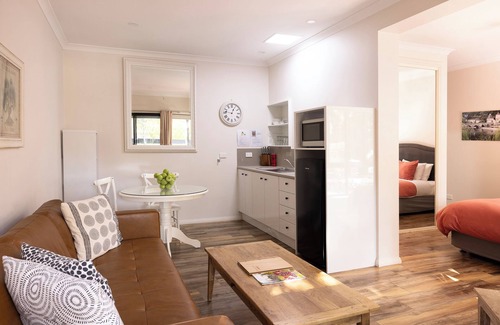 Bright House | NEW Ideal for Couples and Pets-fenced garden-pets welcome inside-walk to town
