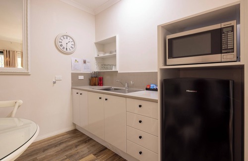 Bright House | NEW Ideal for Couples and Pets-fenced garden-pets welcome inside-walk to town