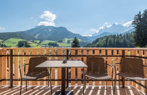 Santa Maddalena Apartment | NEW Lippmöshof Holiday Apartment Mesdi with Mountain View, Garden, Terrace and Wi-Fi