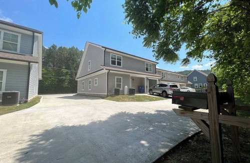 Collegedale House | NEW LISTING! Charming 3-bedroom townhome with WiFi and AC in fabulous Ooltewah