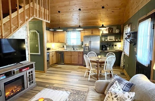 Hardy Cabin | New Listing! Cozy Cabin Riverside Retreat in historic downtown Hardy, AR