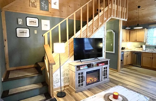 Hardy Cabin | New Listing! Cozy Cabin Riverside Retreat in historic downtown Hardy, AR