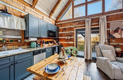 Townsend Cabin | New Listing Dscnt! Mtn View, King Bed, Theater, Hot Tub, Xbox!