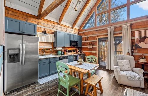 Townsend Cabin | New Listing Dscnt! Mtn View, King Bed, Theater, Hot Tub, Xbox!