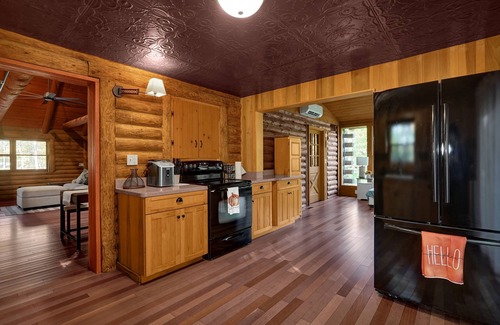 Lancaster Cabin | NEW LISTING! Mae's Place (2-Bedroom Cabin) - Pets Allowed by RedAwning
