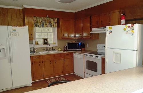 Summerton House | New Listing SANITIZED Lake Marion Lakefront! Ramp, Sleeps 13, Wi-Fi Cable
