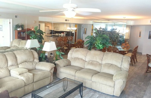 South Padre Island Condo | New Listing - Awesome Beachfront Condo !