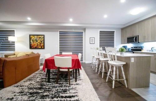 London Apartment | New! Luxury! 3 Bdrm / 3Bed/2.5 Bath North London