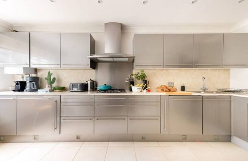 Fortis Green House | New! Luxury Family House 5BR/5 beds Free Parking Great Views