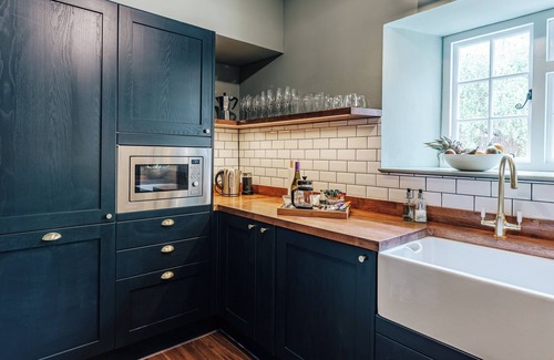 Tetbury Condo | NEW luxury historic apartment, private garden, parking, dog-friendly, in Tetbury