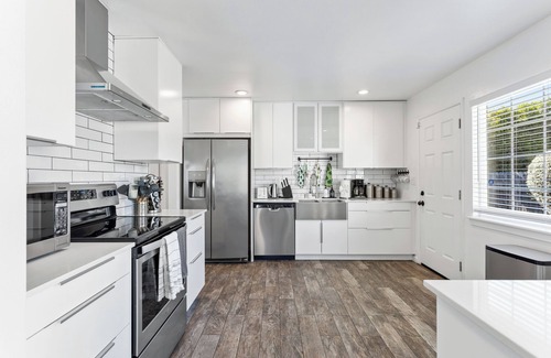 East Palo Alto House | NEW! Mins to Palo Alto, Stanford, Meta w/Firepit, Pet-Friendly!