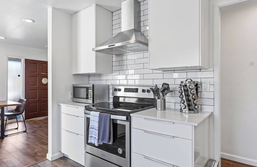 East Palo Alto House | NEW! Mins to Palo Alto, Stanford, Meta w/Firepit, Pet-Friendly!