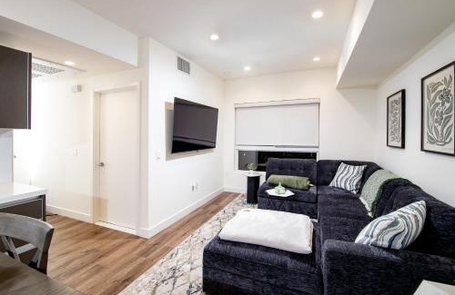 Mid-Wilshire Apartment | New Modern 2BR 3BA Apt in Central LA Rooftop & Free Parking