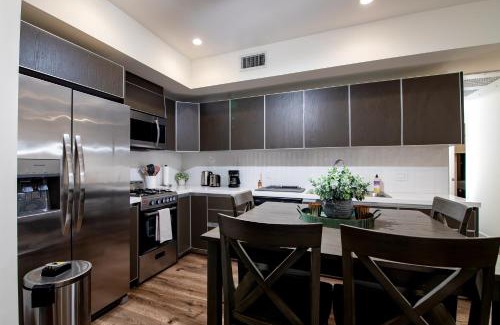 Mid-Wilshire Apartment | New Modern 2BR 3BA Apt in Central LA Rooftop & Free Parking