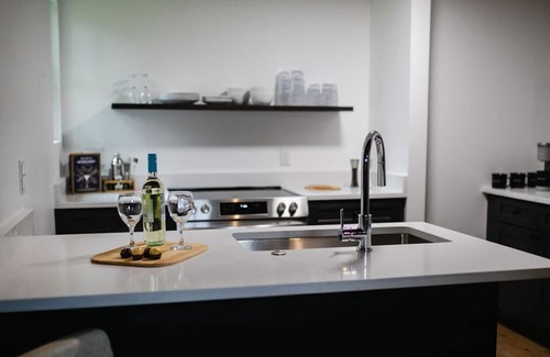 The Old Commons Apartment | New! Modern apartment in Historic District