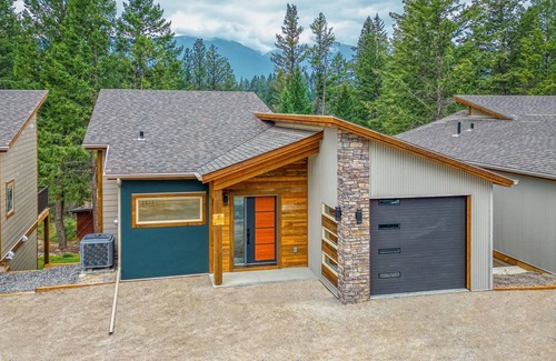 East Kootenay Cabin | New Modern Family Friendly Cabin Close To The Beach, Golf Courses & Hot Springs