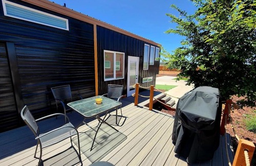 Apple Valley House | New modern & relaxing Tiny House w deck near ZION