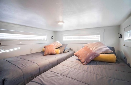 Apple Valley House | New modern & relaxing Tiny House w deck near ZION
