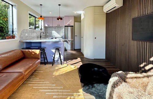 Wanaka Apartment | New modern retro unit close to town with mountain views