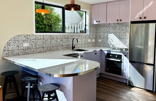Wanaka Apartment | New modern retro unit close to town with mountain views