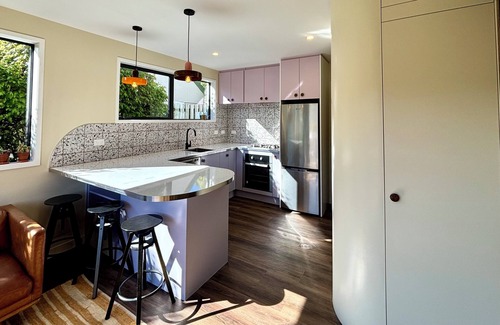 Wanaka Apartment | New modern retro unit close to town with mountain views