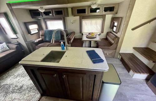 Florida Gardens House | NEW Modern Spacious RV Camper - 7 miles from beach