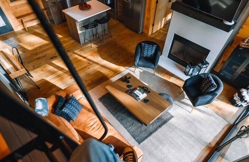 Cherry Log Cabin | New Modern Treehaus w/Views, Hot tub. 2/2 + loft