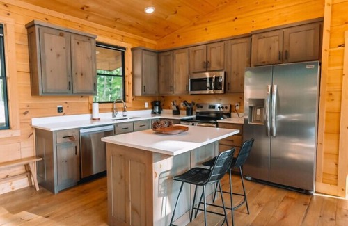 Cherry Log Cabin | New Modern Treehaus w/Views, Hot tub. 2/2 + loft
