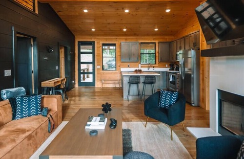 Cherry Log Cabin | New Modern Treehaus w/Views, Hot tub. 2/2 + loft