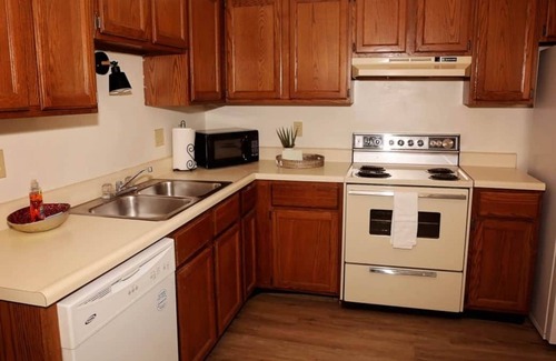 Medicine Lodge House | *NEW*ModernBoho- 2min drive to Gyp Hills scenic drive.