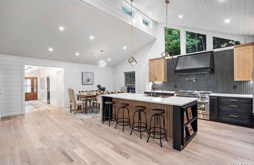 Mirror Lake House | New Mountain Home, EV Charger, All Ensuite Bedrooms, Fire-pit Area