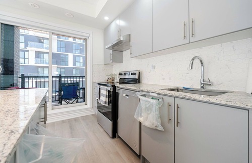Oakville House | New Multi-Level Townhome with Rooftop & Parking