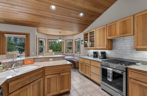 Deer Park House | New! Next to Deschutes National Forest- SHARC Passes ~ Private Hot Tub