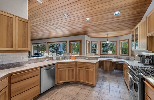 Deer Park House | New! Next to Deschutes National Forest- SHARC Passes ~ Private Hot Tub