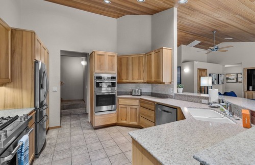 Deer Park House | New! Next to Deschutes National Forest- SHARC Passes ~ Private Hot Tub