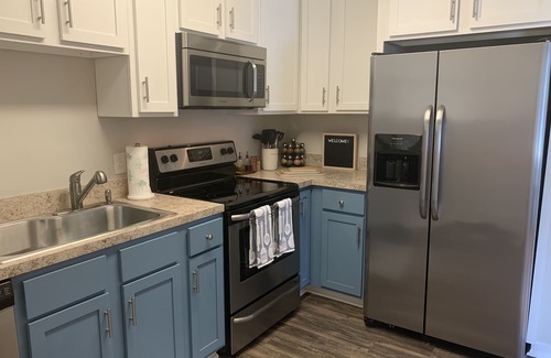 Avondale House | New Patio & Pergola, Near Shops/Restaurants, King Bed, Pet-Friendly Yard