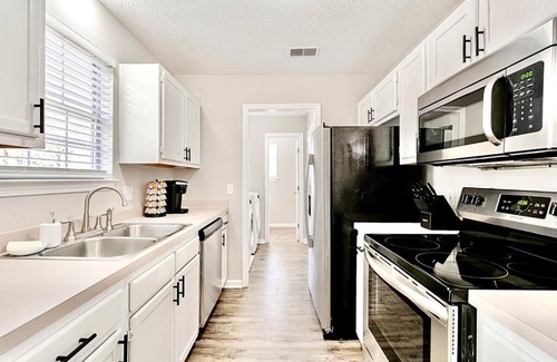 Huntcliff House | NEW Peaceful Retreat near Ft Jackson & Downtown!