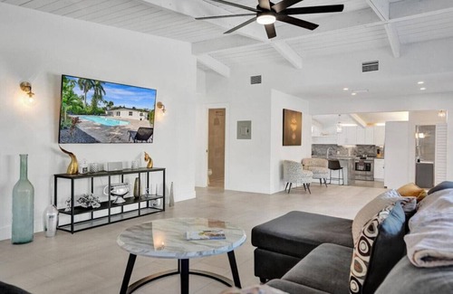 Hendricks and Venice Isles House | New ! Pool house 3-bedroom home Victoria Park