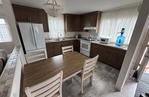 Gimli Cottage | New renovated Charming South Beach Cottage. 3 minutes drive to the beach!