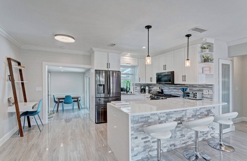 Southside House | New! Resort-style home & heated pool Newly renovated-Great location in SoSo WPB!