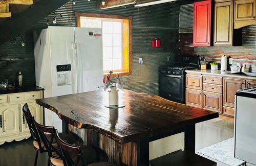Moravia House | New Rustic Retreat, Firepit & Games, Hiking, Boating & Fishing near Lake Rathbun