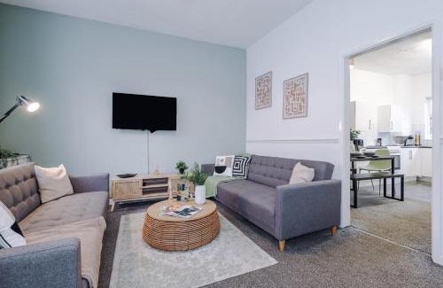 Droylsden House | NEW! Spacious House in Manchester by 53 Degrees Property, Ideal for Long Term Stays & Business!