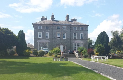 North Tipperary House | NEW TO VRBO - 5 Star Unique Irish Country Manor House - Centrally Located